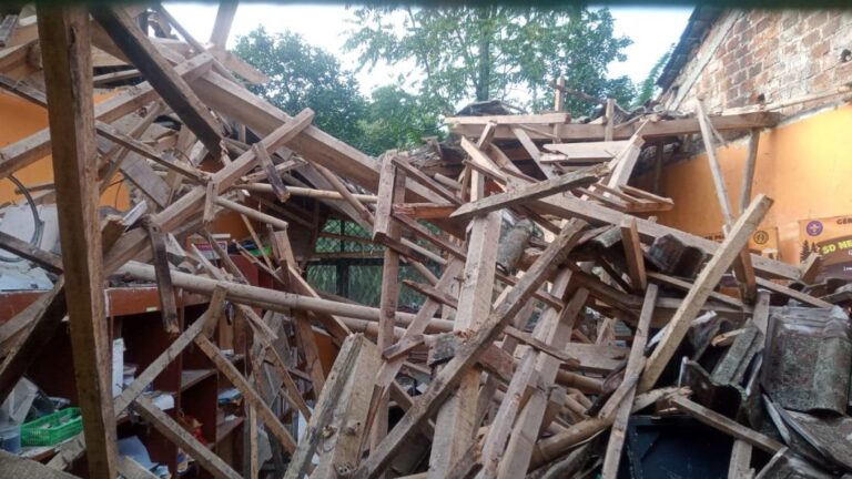 sekolah_di_sukbumi_ambruk_usai_diguyur_hujan_empat_hari-8lu0_large