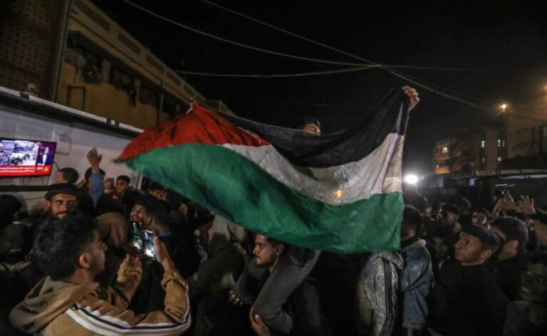 warga_palestina_merayakan_kesepakatan_gencatan_senjata_di_khan_younis_gaza-6NeB_large