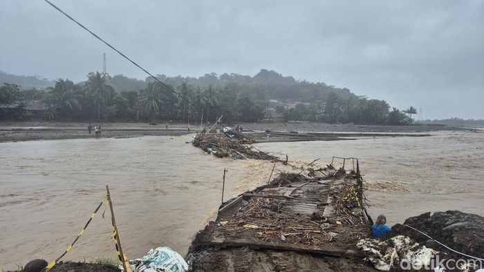 jembatan-alternatif-di-desa-cidadap-kecamatan-simpenan-kabupaten-sukabumi-1744601705887_169