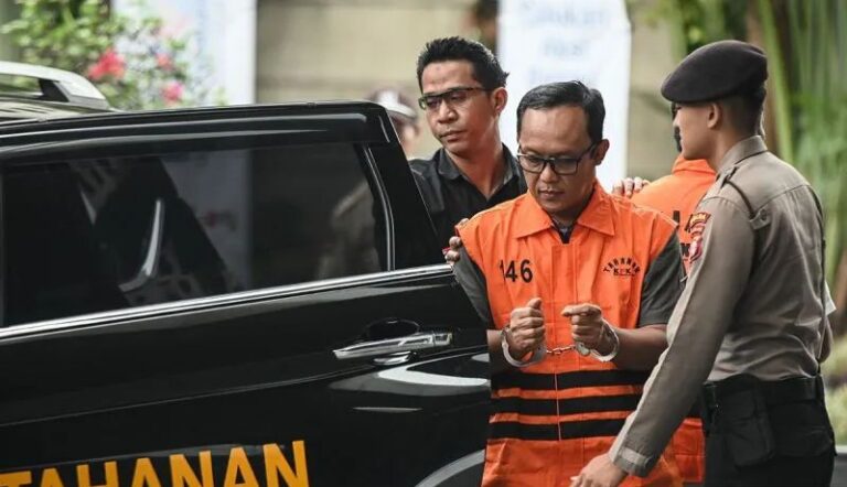 penahanan-lima-tersangka-kasus-suap-dan-gratifikasi-lampung-tengah-111225-sth-096384341954481449673